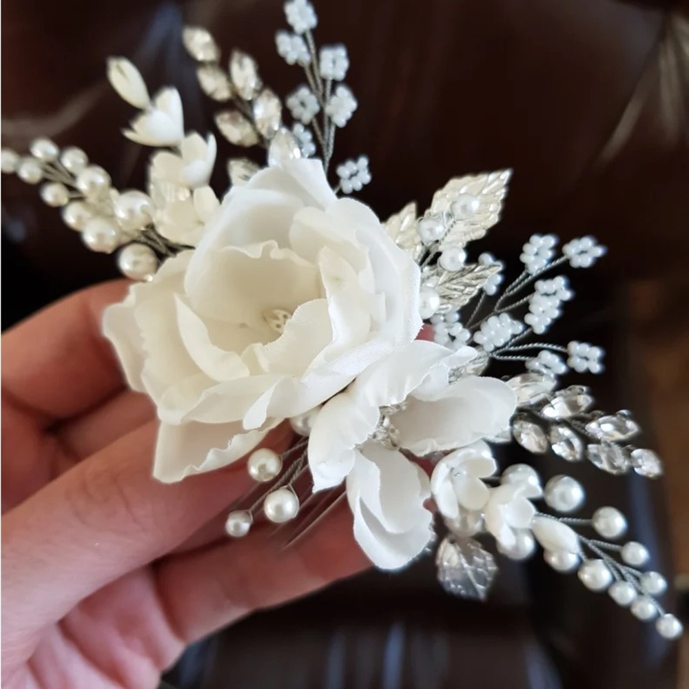 NWOT - Silk Flower Bridal Hairpiece - Bridal Hair Comb - White and Silver - Picture 4 of 4